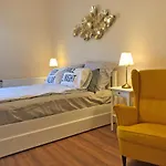 Modern Comfort In Historical Apartmán *