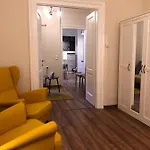 Modern Comfort In Historical Apartmán *