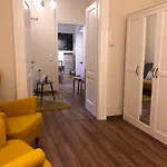 Modern Comfort In Historical Apartmán *