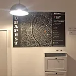 Modern Comfort In Historical Apartmán